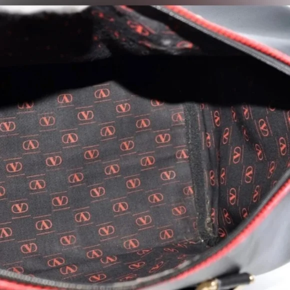 Valentino Garavani: Black Leather Boston Bag - Picture 9 of 12